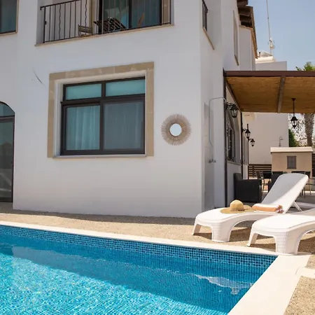 Oceans Breeze Villa *